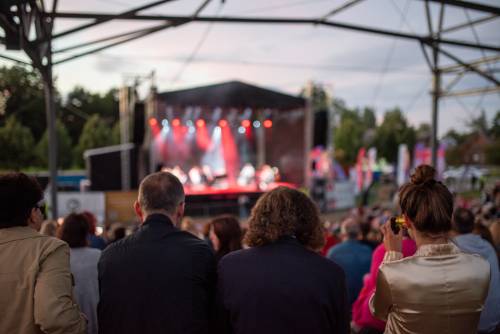 Artyści podczas występu na scenie. Widok zza pleców widowni.